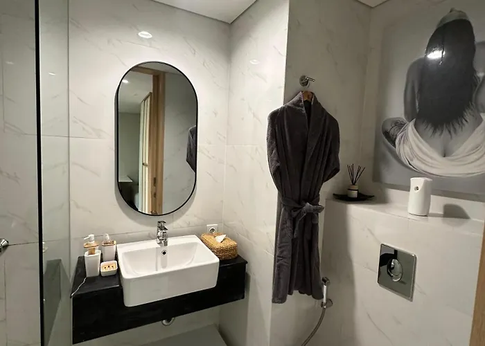 Modern 2 Bedroom Lavaya Oakwood Apartment,
