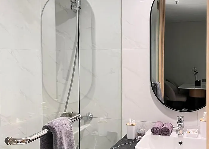 Modern 2 Bedroom Lavaya Oakwood Apartment,